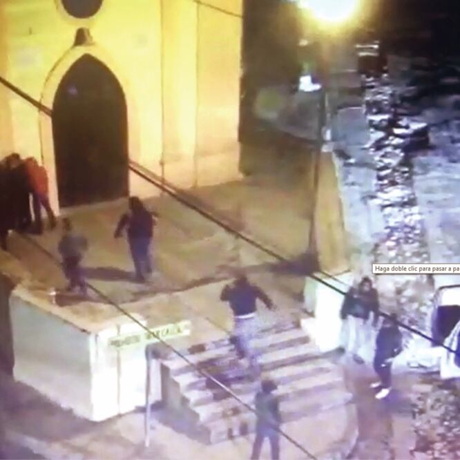 La cuadrilla de hombres —que cubren su cabeza con capuchas y pasamontañas—, llega a la capilla de Colinas de San Mateo y revisan a un grupo de jóvenes sin hacerles daño. Foto: TOMADA DE VIDEO