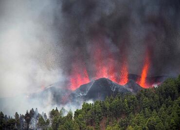 Suman 2 mil evacuados tras erupción de volcán en isla española de La Palma