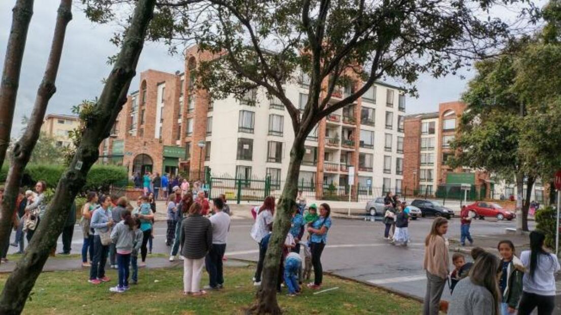 En Bogotá también se sintió muy fuerte el temblor. Desde conjuntos residenciales las familias decidieron evacuar. Foto: Twitter: @jonmartin1a