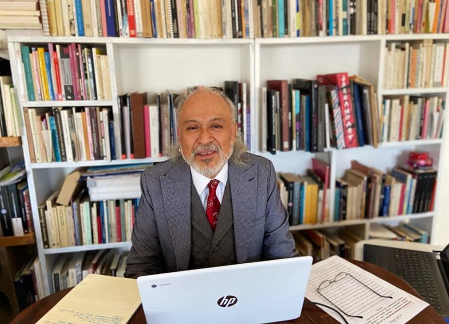 Carlos-Blas Galindo Mendoza, crítico de arte, curador independiente, artista visual y artista conceptual.
Foto: Instagram, vía @carlos_blas_galindo