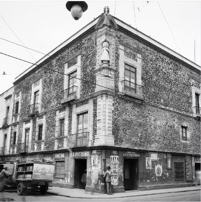 La Potosina es una de las cantinas históricas del Centro de la Ciudad de México y ha sobrevivido a más de un siglo de transformaciones urbanas desde su apertura, en 1890. Crédito: Facebook de la cantina