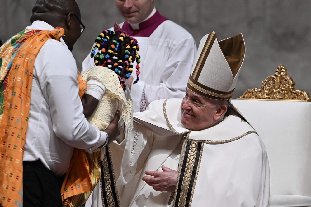 El papa Francisco presidió la misa de gallo, en la víspera de Navidad, en la Basílica de San Pedro, en Ciudad del Vaticano. FOTO: AFP