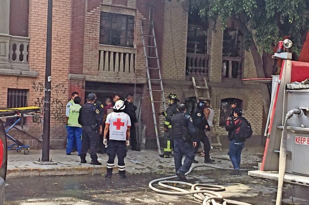 El estallido ocasionó el derrumbre de la barda de la construcción sobre la calle Alzate, además se rompieron las ventanas de las viviendas. (ANDREA AHEDO. EL UNIVERSAL)