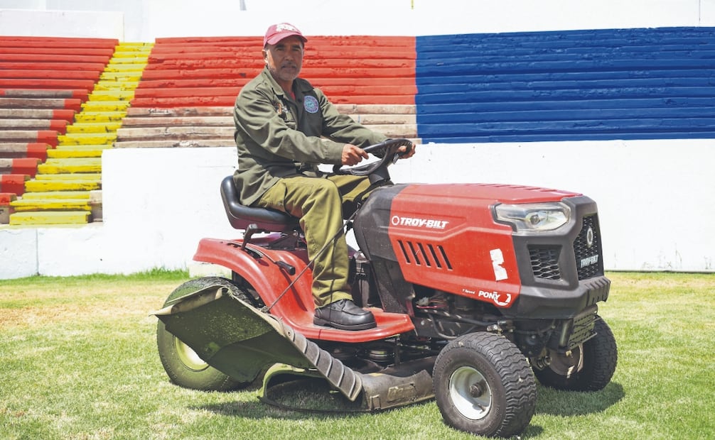 Esteban Vázquez cuida el pasto del Estadio Neza 86 desde hace 28 años. Ese césped es el mismo que existe desde la inauguración.