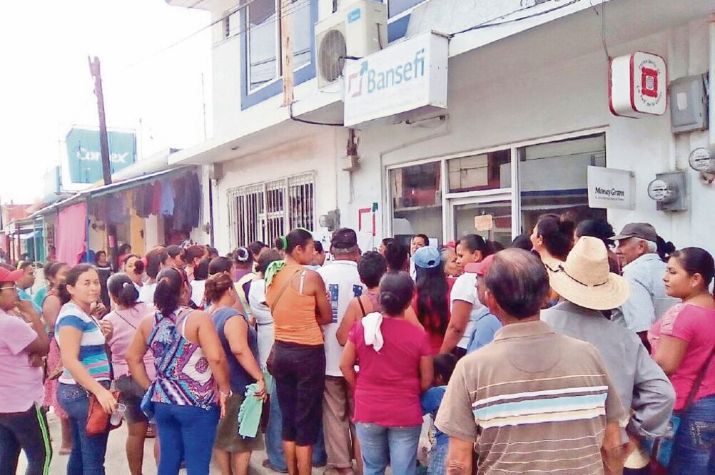 Habitantes de Ixhuatán se manifestaron el miércoles frente a Bansefi para pedir que la sucursal bancaria no se retire de la localidad (ESPECIAL)