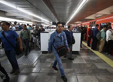 Usuarios de Línea 9 del Metro alertan por puente que no tiene barandal y cruza las vías en Ciudad Deportiva; Metro ya puso un tapial