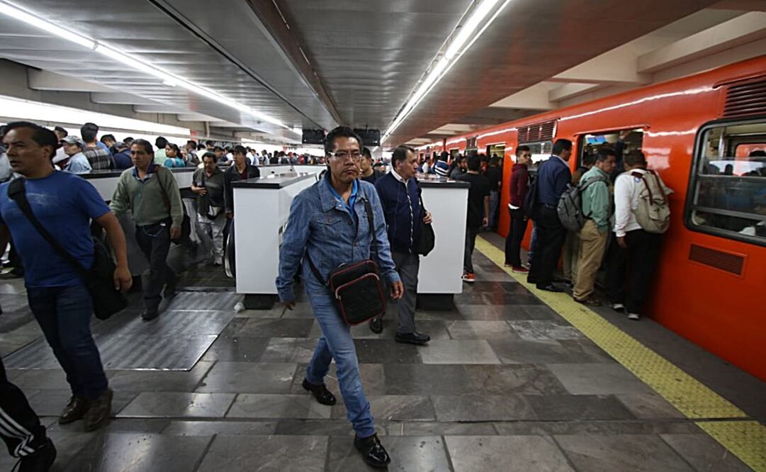 Usuarios de Línea 9 del Metro alertan por puente que no tiene barandal y cruza las vías en Ciudad Deportiva. Foto: Carlos Mejía. EL UNIVERSAL