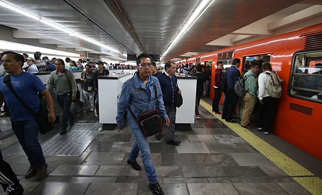 Usuarios de Línea 9 del Metro alertan por puente que no tiene barandal y cruza las vías en Ciudad Deportiva. Foto: Carlos Mejía. EL UNIVERSAL