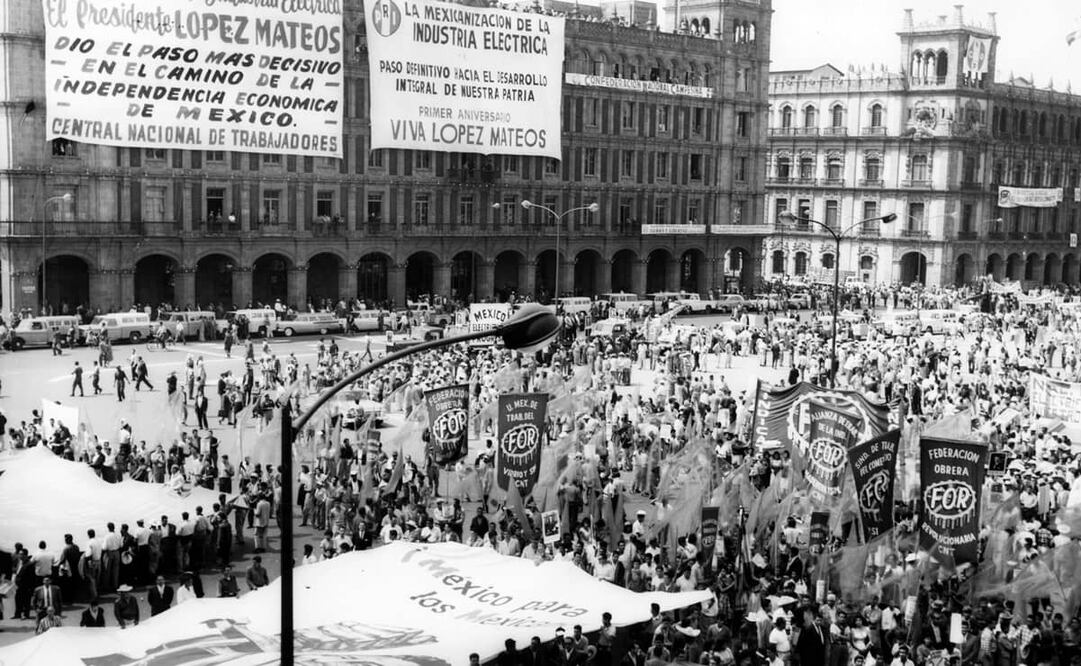Imagen del 2 de octubre de 1961, con algunos contingentes en la Plaza de la Constitución a favor del desarrrollo de la Mexicanización de la Industria Electrica. Foto: Archivo EL UNIVERSAL.