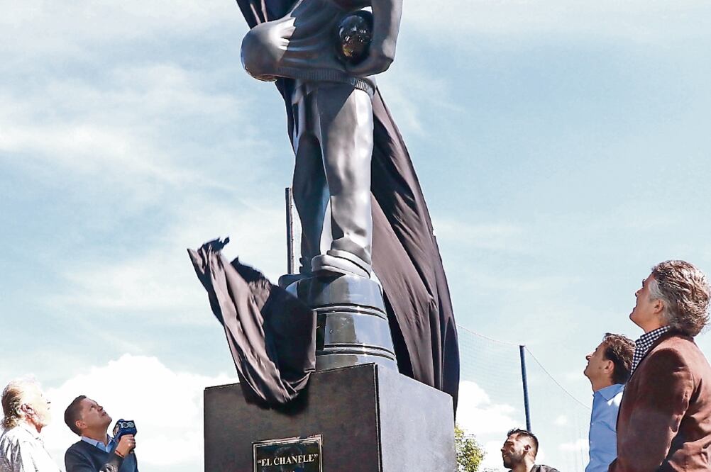 Estatua. El América develó una escultura de “El Chanfle”, un personaje identificado con este equipo y altamente reconocido por sus inolvidables películas. (FOTO: ESPECIAL)