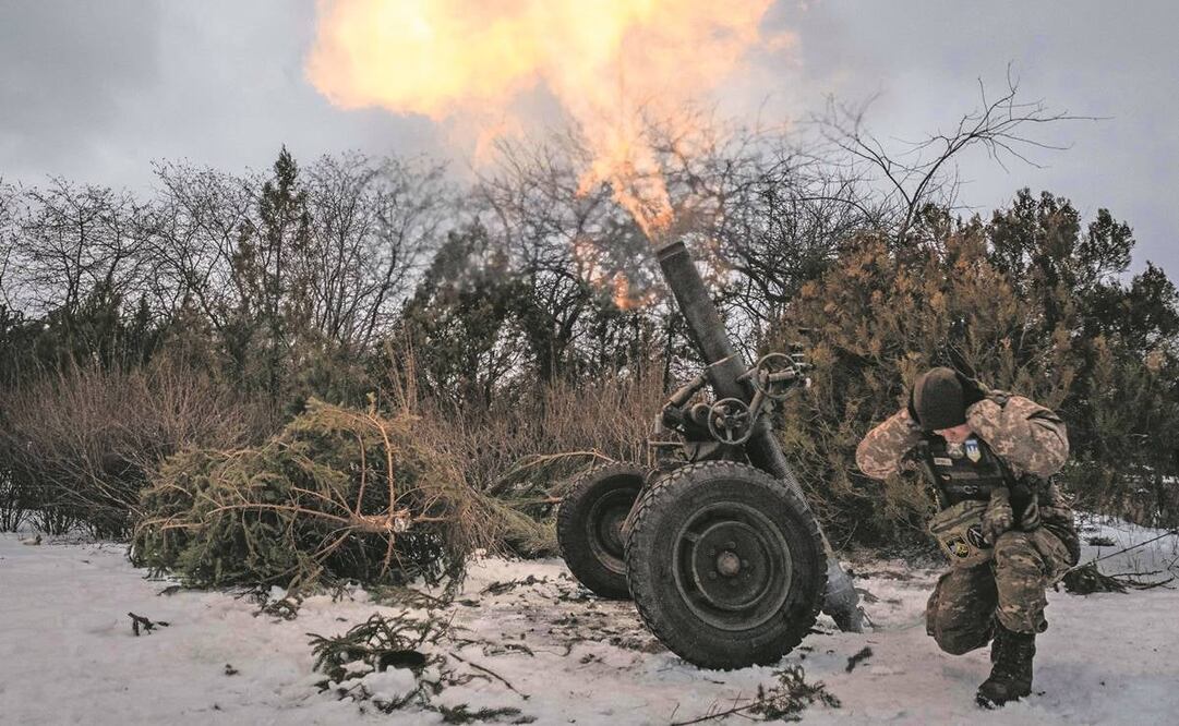 Un militar ucraniano, mientras dispara un mortero remolcado de 120 mm hacia las posiciones rusas en Bakhmut.