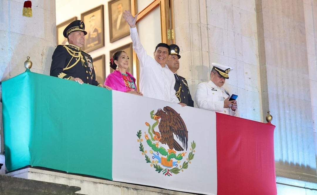 Gobernador de Oaxaca incluye a AMLO y Sheinbaum con héroes patrios en Grito de Independencia. Foto: Especial