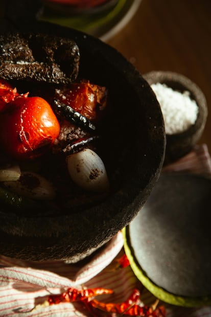 El molcajete libera pequeñas cantidades de hierro y magnesio al moler los alimentos. Foto: Pexels