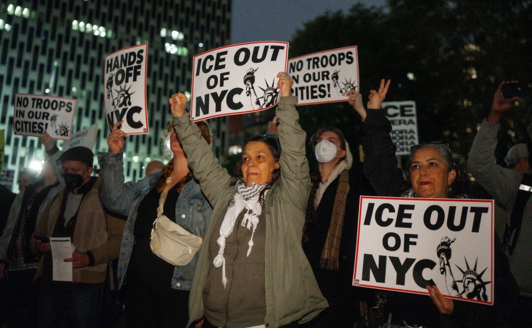 La gente protesta contra la presencia de agentes del Servicio de Inmigración y Control de Aduanas de Estados Unidos (ICE) y otros agentes federales que llevan a cabo detenciones en Foley Square, Nueva York, Estados Unidos, el 22 de octubre de 2025 (publicado el 23 de octubre de 2025). Se vio a los agentes realizando redadas en Canal Street, Nueva York, el 21 de octubre. Foto: EFE/ OLGA FEDOROVA