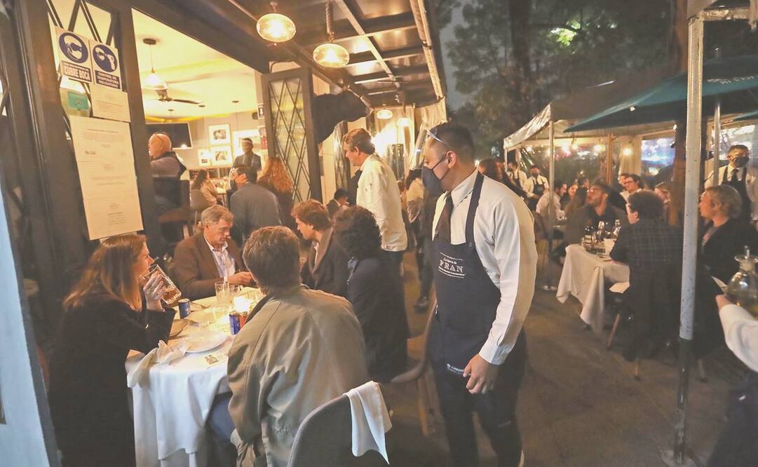 Exentos de la ley seca, los restaurantes en Polanco lucieron abarrotados la noche del viernes. En la alcaldía Miguel Hidalgo, autoridades capitalinas desplegaron un operativo informativo sobre las medidas contra el Covid. Fotos: Juan Boites. EL UNIVERSAL