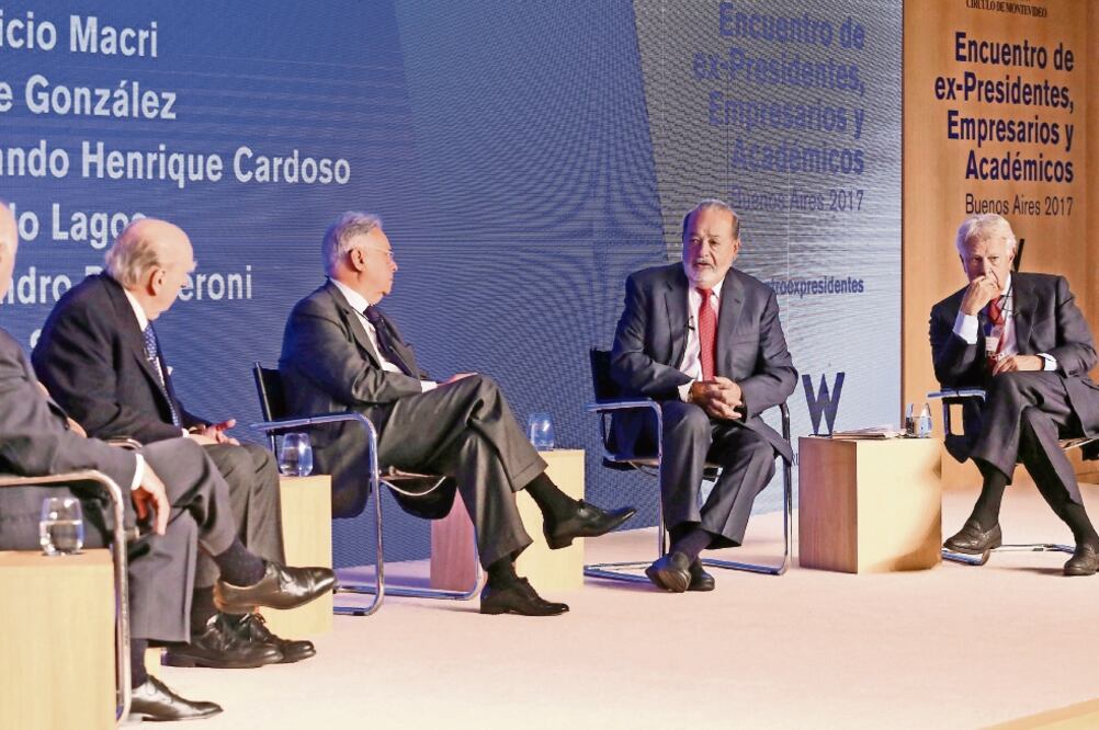 Carlos Slim (segundo de derecha a izquierda), durante su participación en la Fundación Círculo de Montevideo, ayer, en Buenos Aires. (MARCOS BRINDICCI. REUTERS)