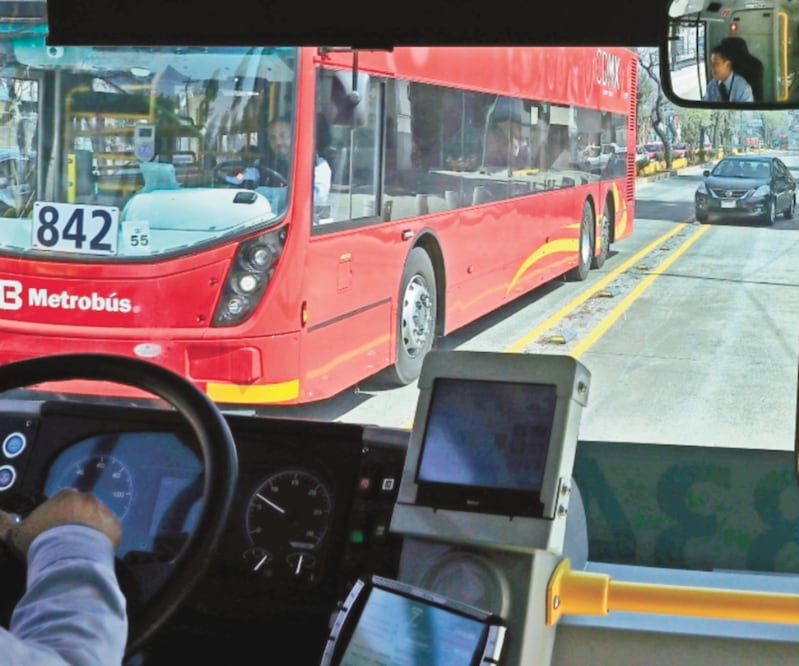 De acuerdo con el Reglamento de Tránsito, la multa por invadir el carril del Metrobús va de 3 mil 584.8 a 5 mil 377.2 pesos. Foto: ARCHIVO EL UNIVERSAL