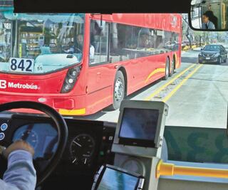 Van contra invasores del carril del Metrobús
