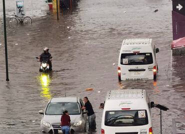 Inundaciones detienen el tránsito vehicular en San Mateo Atenco