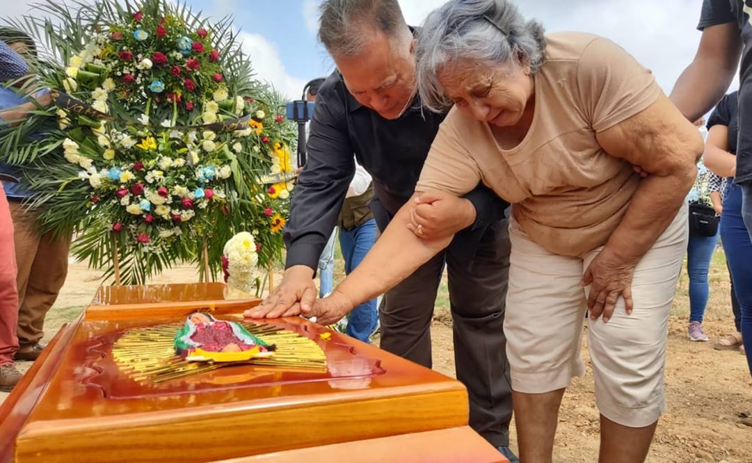 Los tres hijos de Sheila Johana García se abrazaban ante la tumba donde fue enterrada su madre, en el panteón Hidalgo de Minatitlán. Foto: Nadia Carrión/Especial