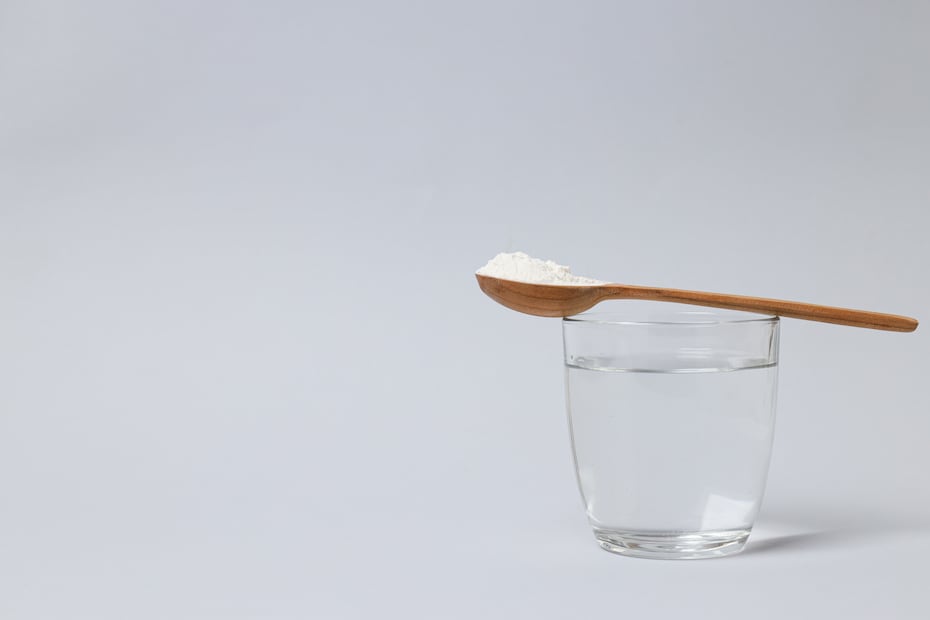 Disuelto en agua, el bicarbonato de sodio actúa como un neutralizador temporal de la acidez estomacal. Foto: Freepik