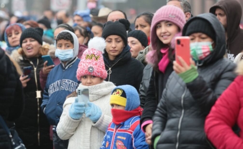 Pese al frío, miles asisten al desfile por el 112 aniversario de la Revolución Mexicana en Coahuila