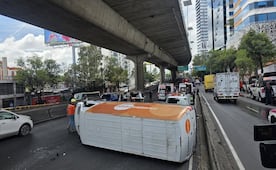 Camioneta vuelca en Periférico Sur a la altura de Artz; conductor de 24 años resulta con lesiones leves