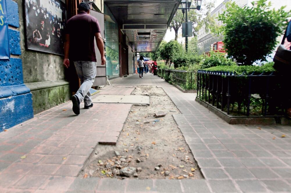 Entre múltiples baches de la carpeta asfáltica, coladeras rotas, banquetas dañadas por obras y montículos de basura, paseantes de la Zona Rosa tienen que caminar, por lo que manifestaron su decepción (NADYA MURILLO. EL UNIVERSAL)