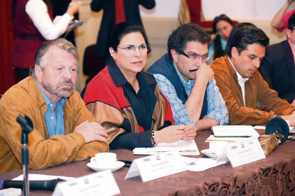 El ex canciller Jorge Castañeda (primero a la izq.) participó en el evento “Agenda Migrante: Una mirada desde los connacionales”, con legisladores y escritores. (YADÍN XOLALPA. EL UNIVERSAL)