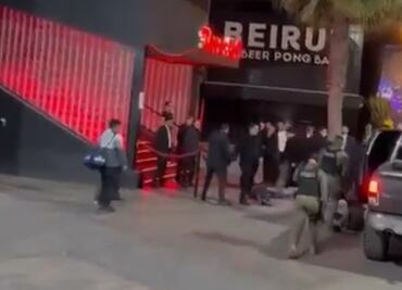 Elementos de seguridad de antro en Puebla agreden a dos personas; suspenden a agentes municipales por no actuar durante conflicto