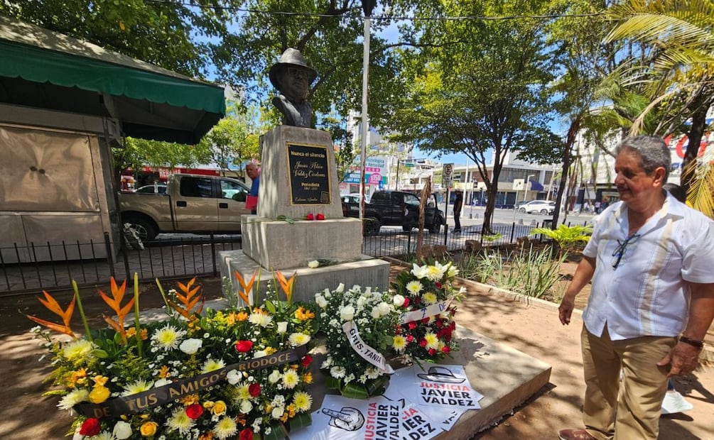 A nueve años del asesinato del periodista y escritor Javier Valdez Cárdenas, sus familiares, amigos y compañeros de profesión le rindieron un homenaje ante su busto. | Foto: Especial.