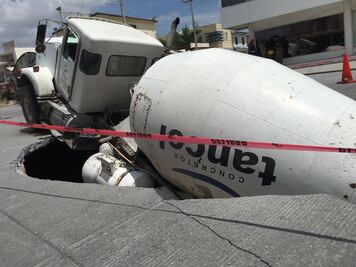 Socavón devora camión en calles de Reynosa