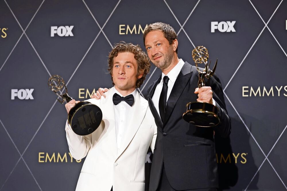 El guionista británico Jesse Armstrong ofreció un discurso mientras el elenco y equipo de Succession subió a recibir el premio a Serie dramática en el escenario del Peacock Theatre. Foto:AFP, AP Y EFE