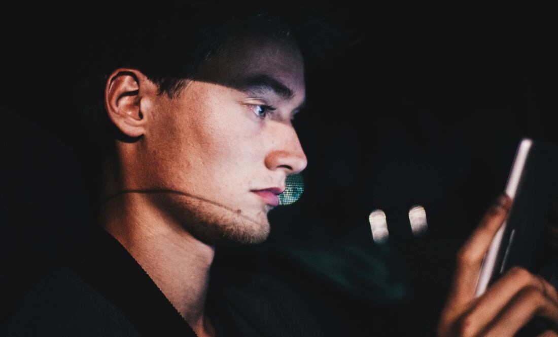 Usa moderadamente los dispositivos móviles y evita repercusiones en tu descanso./UNSPLASH Y EYEZEN