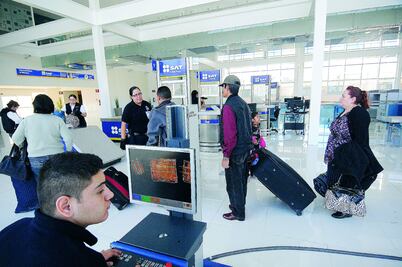 Evalúan quitar patente a 38 agentes aduanales del país