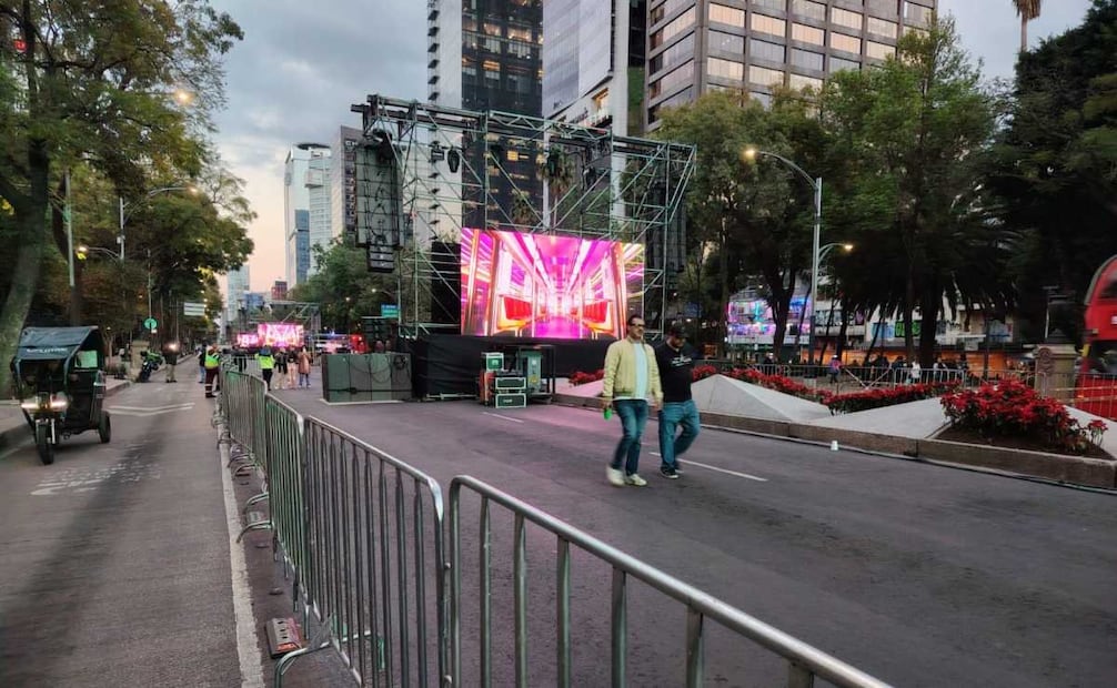Continua la instalación del escenario para los festejos de fin de año en Paseo de la Reforma (30/12/2025). Foto: Fabián Evaristo / EL UNIVERSAL