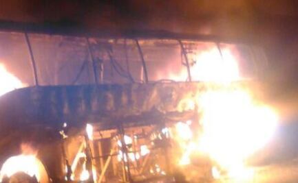 Autobús se incendia en India y deja al menos 25 muertos