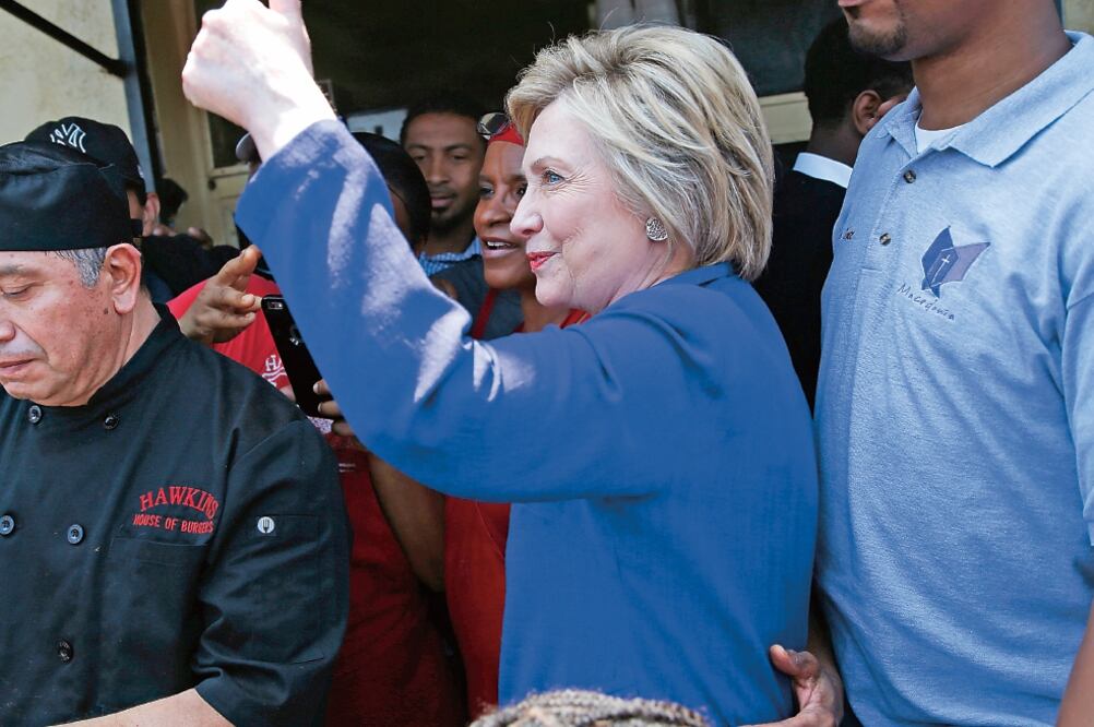 La candidata Hillary Clinton, durante un discurso que ofreció en Lynwood, una ciudad de 70 mil personas al sur de Los Ángeles (MIKE BLAKE. REUTERS)