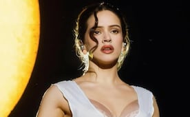 Rosalía aparece con una playera que dice "I Love My Girlfriend" tras ser vinculada con la modelo Loli Bahía