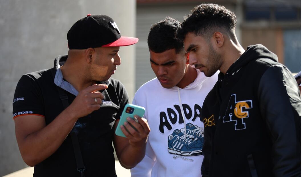 Migrantes en el cruce fronterizo El Chaparral en Tijuana, Baja California, tras la cancelación el 20 de enero de 2025, de la aplicación CBP One. Foto: Diego Simón / EL UNIVERSAL