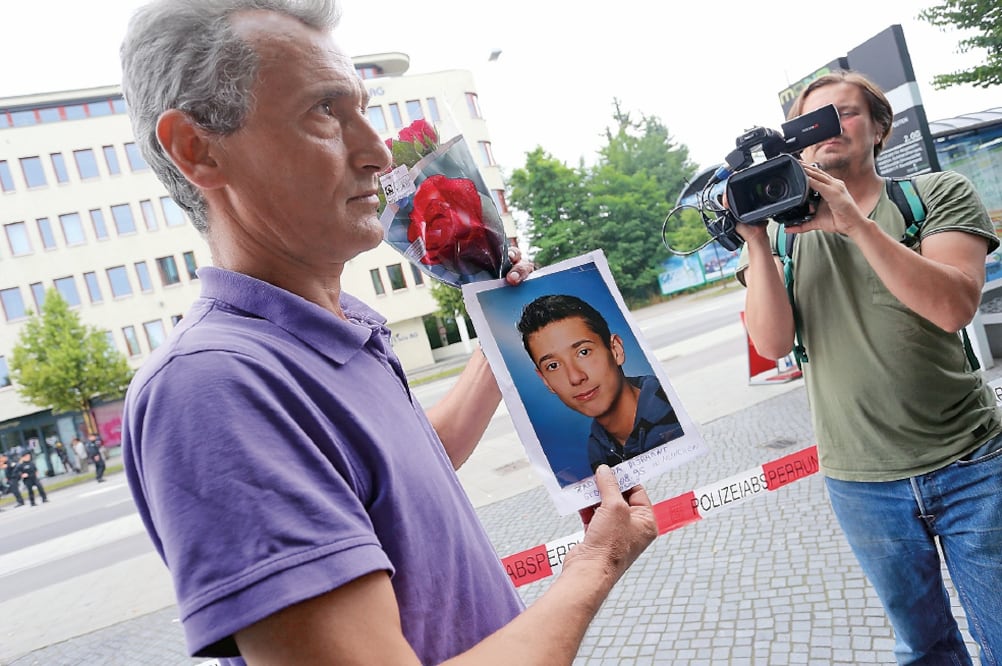 Naim Zabergja muestra la foto de su hijo Dijamant, de 20 años, quien acudió el viernes al centro comercial Olympia con un amigo y murió baleado por David S. (DANUEL KARMANN. EFE)
