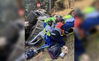 Pipa de agua vuelca en carretera Xalatlaco–El Ajusco en Tlalpan; conductor queda gravemente lesionado y es rescatado