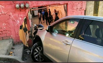 Auto se queda sin frenos y choca contra casa en Naucalpan