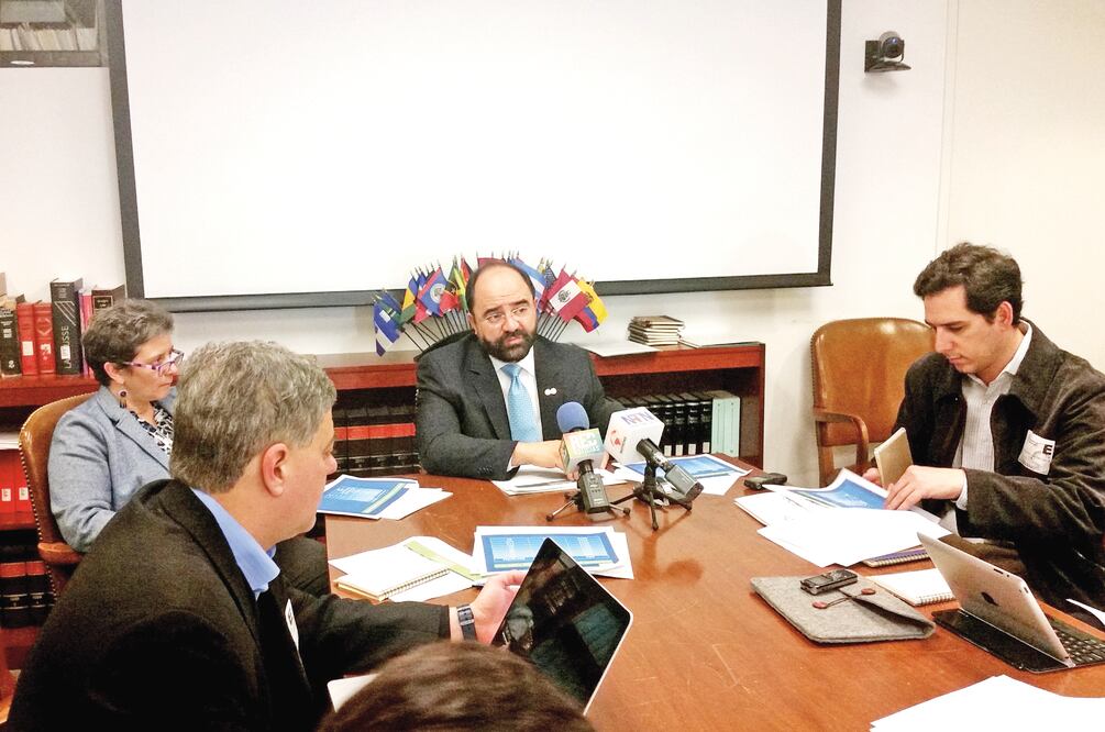 El secretario Ejecutivo de la CIDH, Emilio Álvarez Icaza (der.), calificó de “i n aud ito” que México haya abierto una averiguación previa sobre una denuncia por supuestas malversaciones de fondos públicos entregados para el GIEI (RUBÉN BARRERA. NOTIMEX)