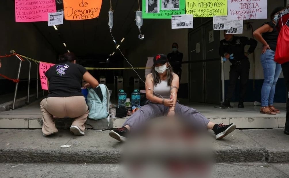 Mujer pide ser escuchada a las afueras de la FGJ sacándose sangre en la entrada del recinto. | Foto. Luis Camacho / El Universal.