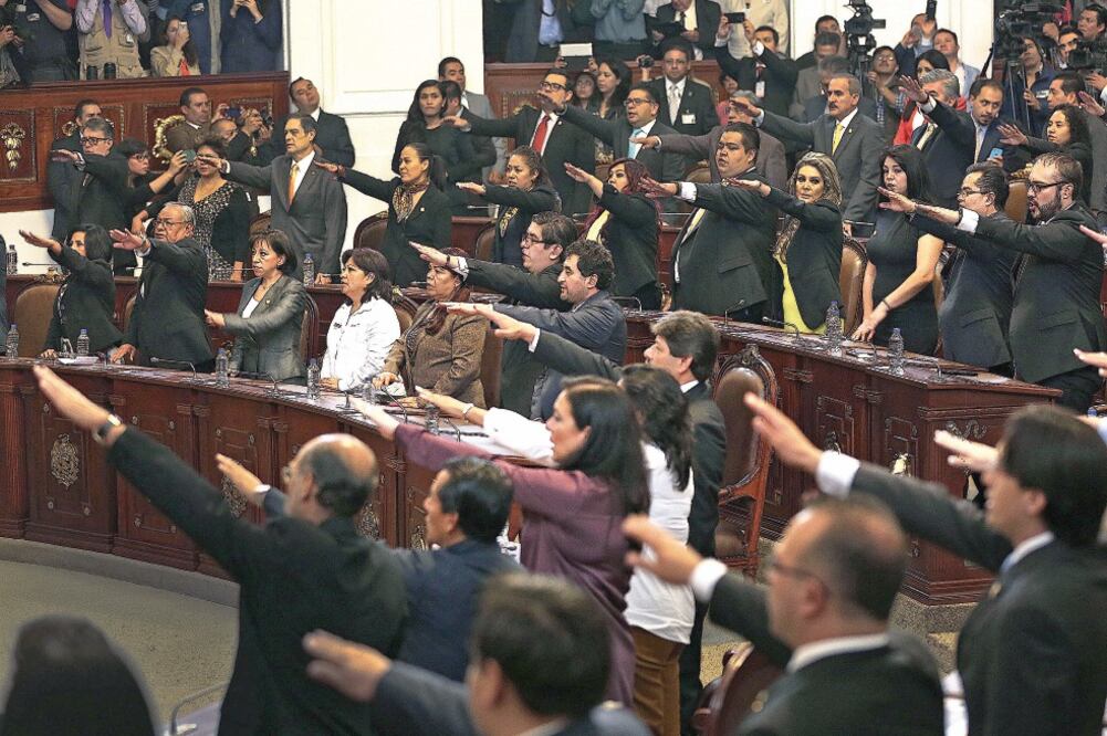 En sus curules, los diputados de la VII Legislatura de la Asamblea Legislativa capitalina rindieron protesta, con lo que inició el primer periodo ordinario de sesiones, en el que se incluye el Tercer Informe del jefe de Gobierno (JUAN CARLOS REYES GARCÍA)