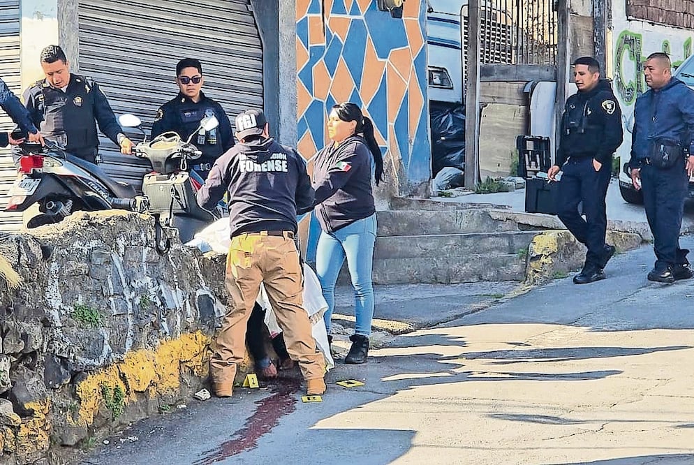 Ayer por la mañana un hombre fue asesinado por disparos de arma de fuego en la colonia Consejo Agrarista, en Iztapalapa. Foto: Juan Martínez/ EL UNIVERSAL