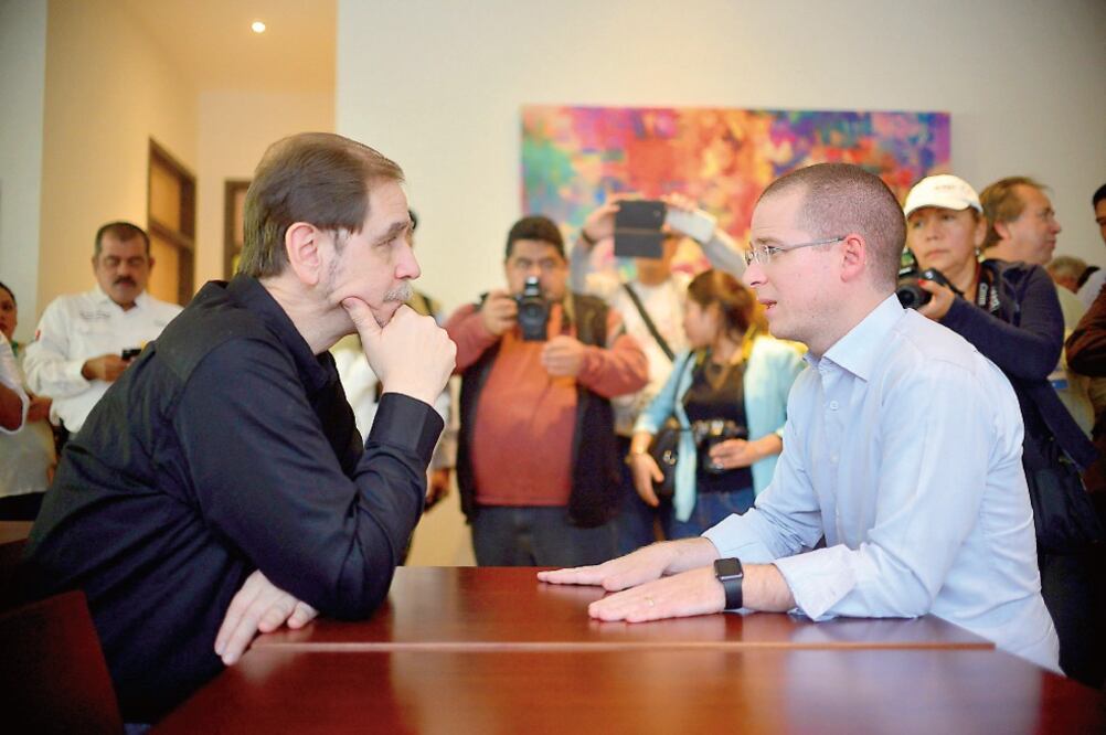 Agustín Basave Benítez (PRD), y Ricardo Anaya Cortés (PAN), registraron ayer la alianza electoral en Veracruz para contender por la gubernatura con el ex priísta Miguel Ángel Yunes Linares como abanderado (ALBERTO ROA. CUARTOSCURO)