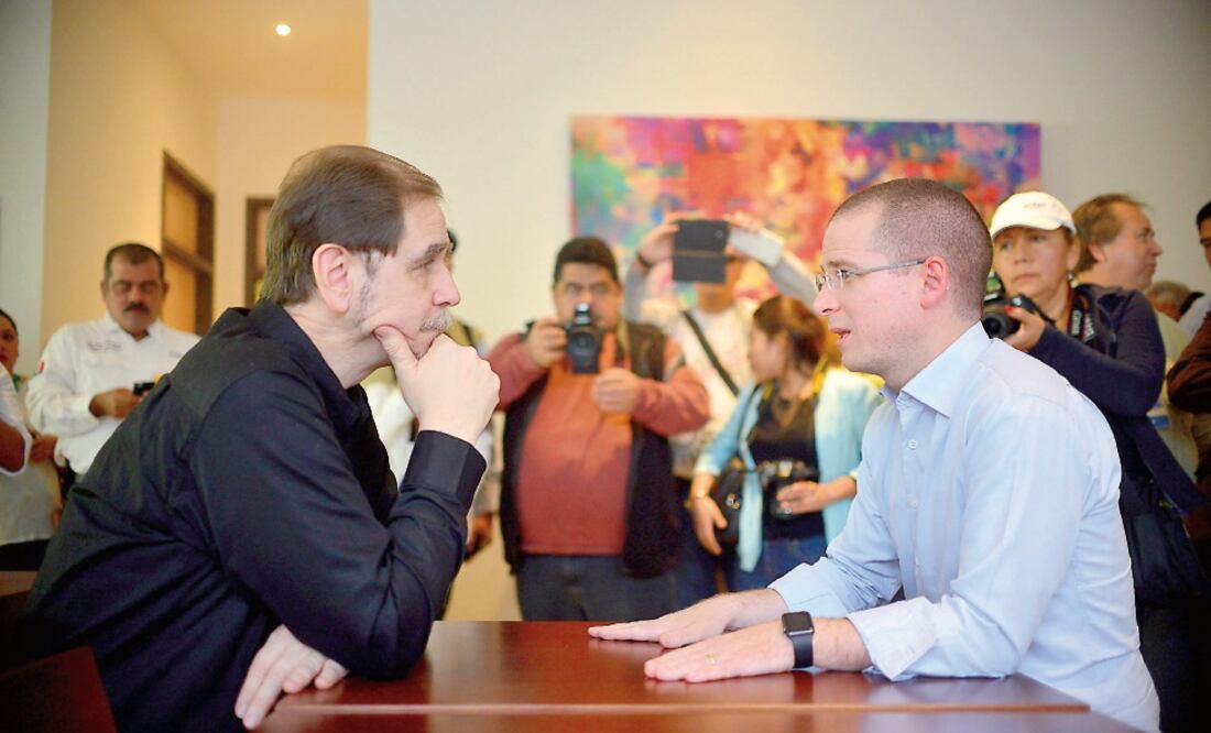 Agustín Basave Benítez (PRD), y Ricardo Anaya Cortés (PAN), registraron ayer la alianza electoral en Veracruz para contender por la gubernatura con el ex priísta Miguel Ángel Yunes Linares como abanderado (ALBERTO ROA. CUARTOSCURO)