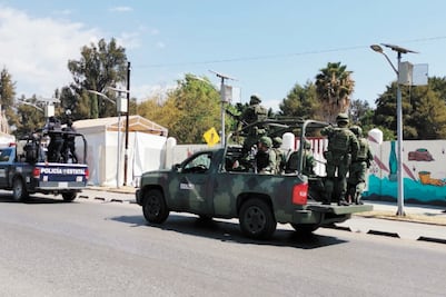 Transportistas sitian vialidades de la capital 
